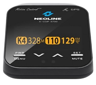 Neoline X-COP 5700 Корейский радар-детектор с фильтром Z-сигнатур для исключения ложных срабатываний и впервые с датчиком Motion Control, реагирующий на жесты, чтобы отключить звуковое или голосовое оповещение достаточно просто махнуть рукой, еще более контрастный и информативный OLED дисплей на который выводится информация о типе камеры, разрешенная, текущая и средняя скорость автомобиля, расстояние до камеры и время, реализована функция OTG - обновление GPS-базы без подключения к компьютеру